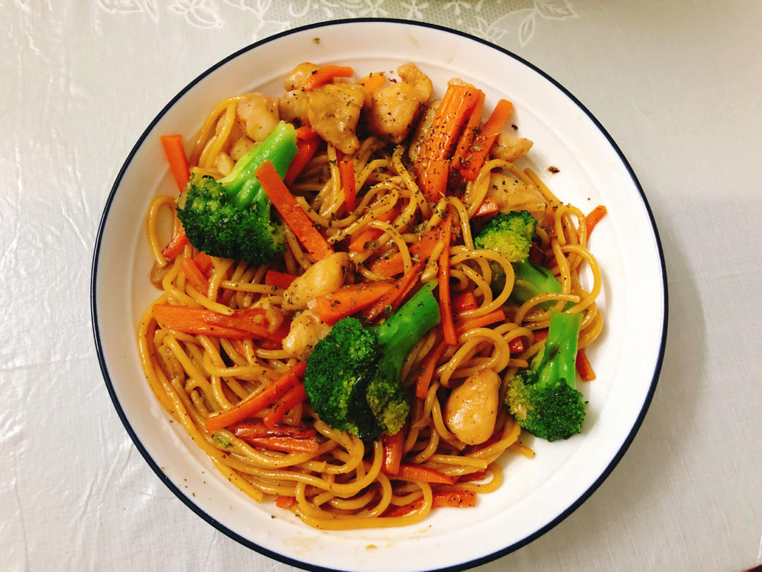 低脂却让人上瘾的黑椒炒意面（鸡胸肉有了一个好归宿😋）