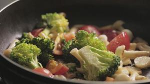 清炒食蔬 | 爸爸厨房 VOL . 64--小番茄、西兰花、白玉菇、小洋葱的做法 步骤10