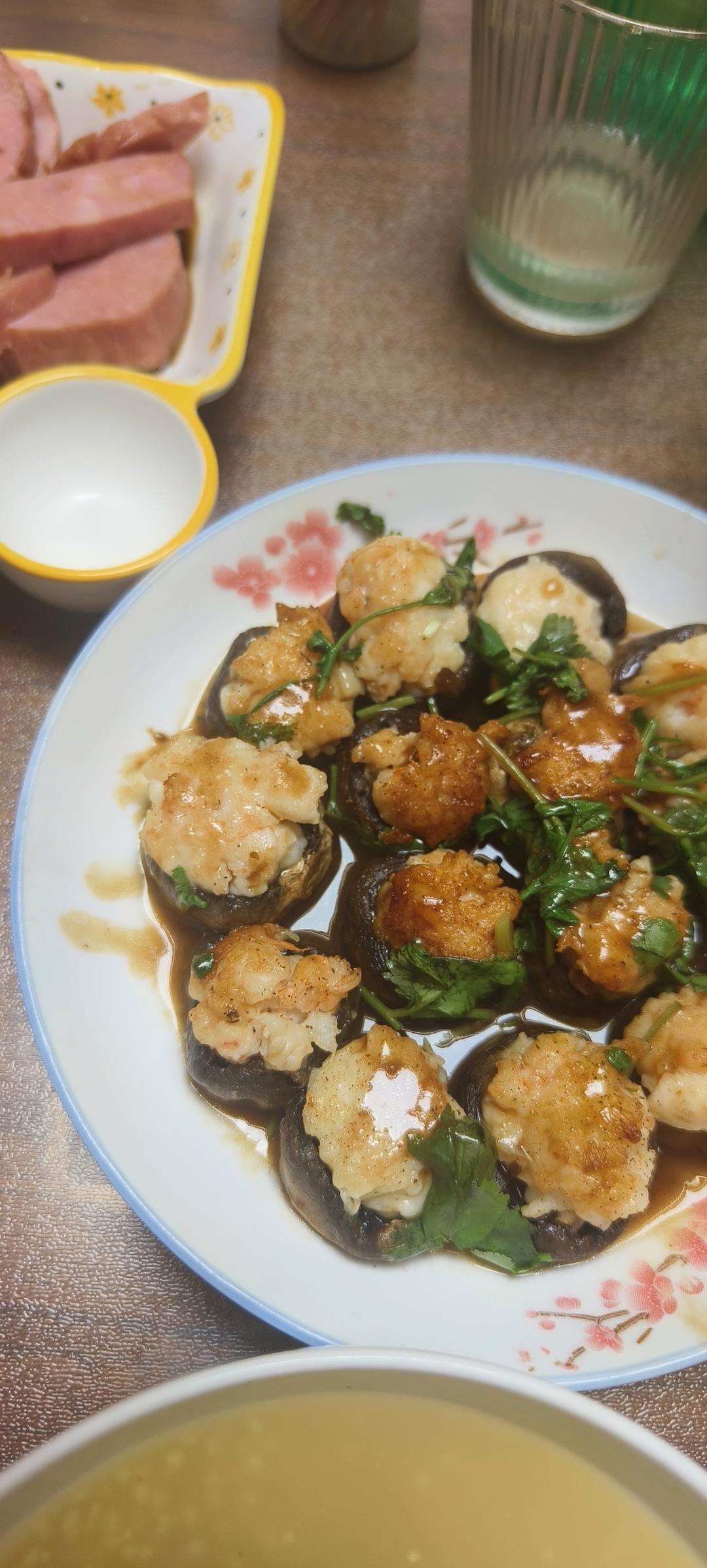一口爆汁的虾滑酿口蘑