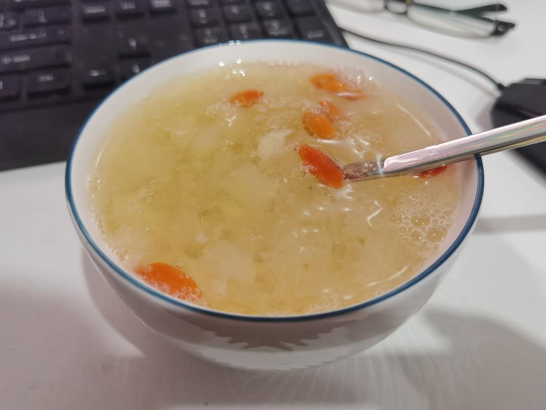 秋季润肺止咳的美食，银耳雪梨汤，软糯易出胶