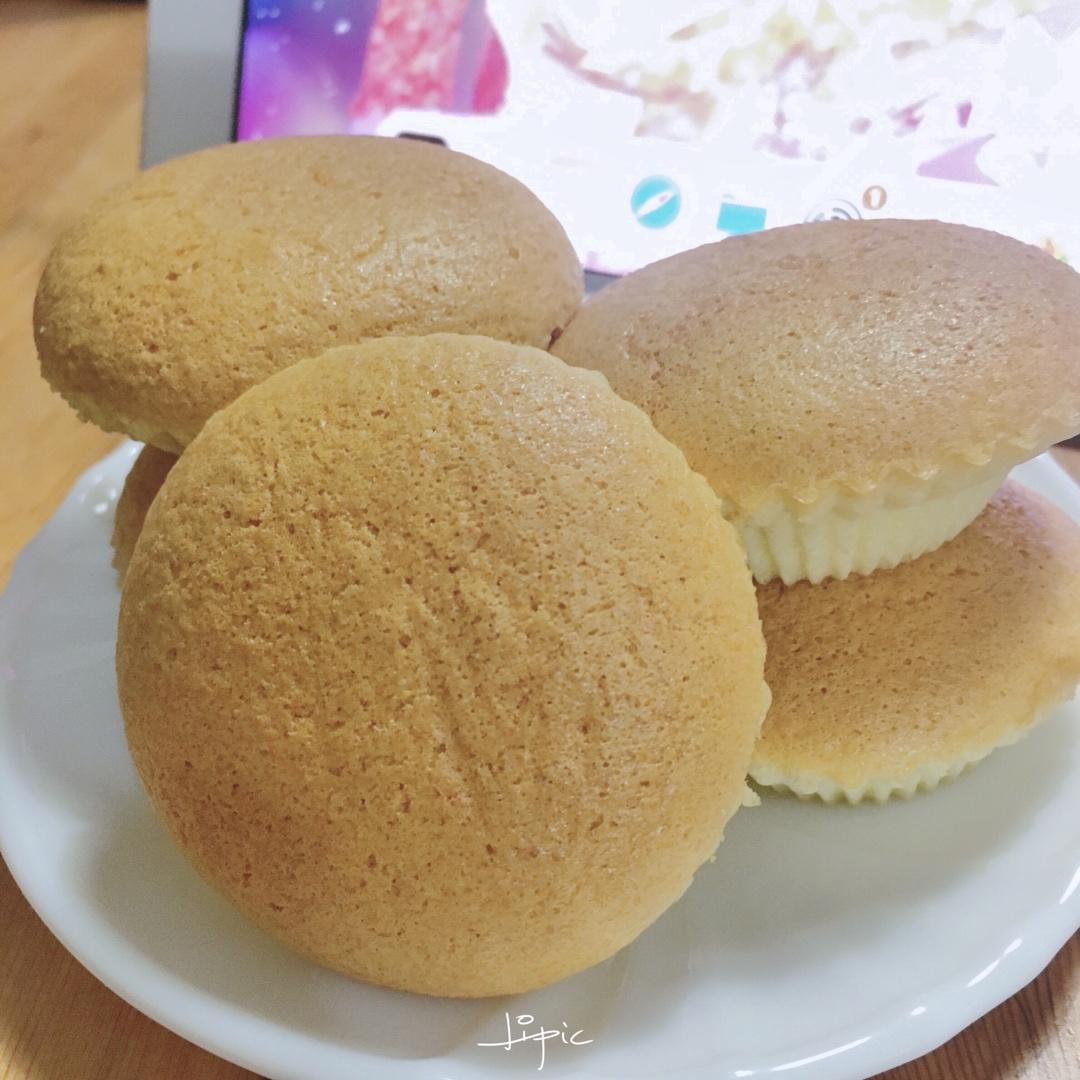 软萌软萌的古早味纸杯蛋糕