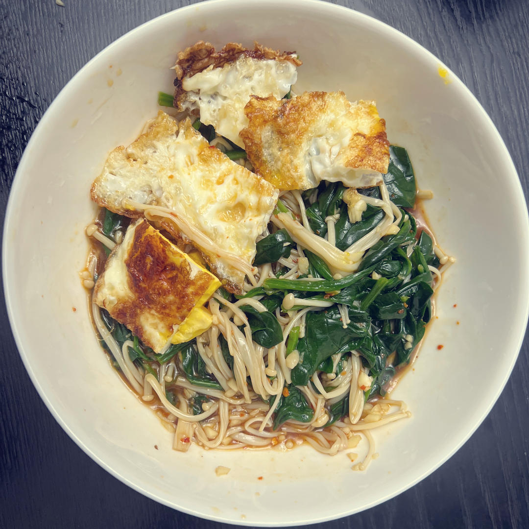 解馋减脂餐！酸辣开胃又下饭的菠菜拌金针菇