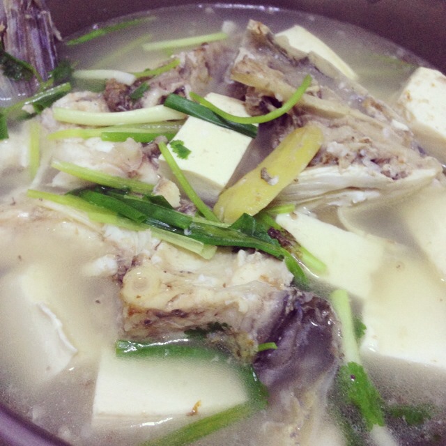鲫鱼头豆腐汤