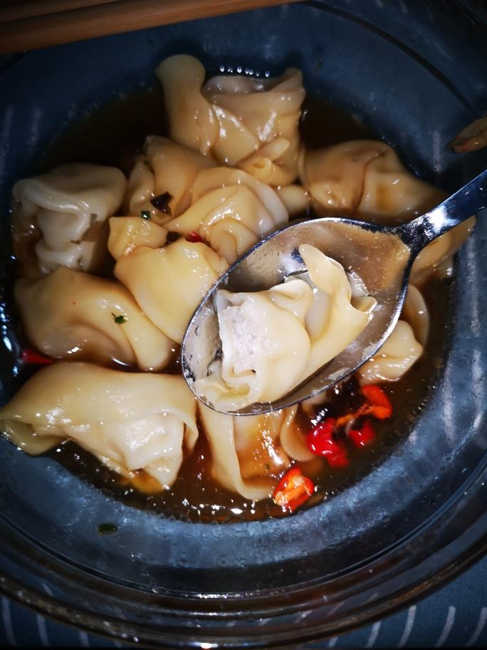 带汤汁儿的小馄饨