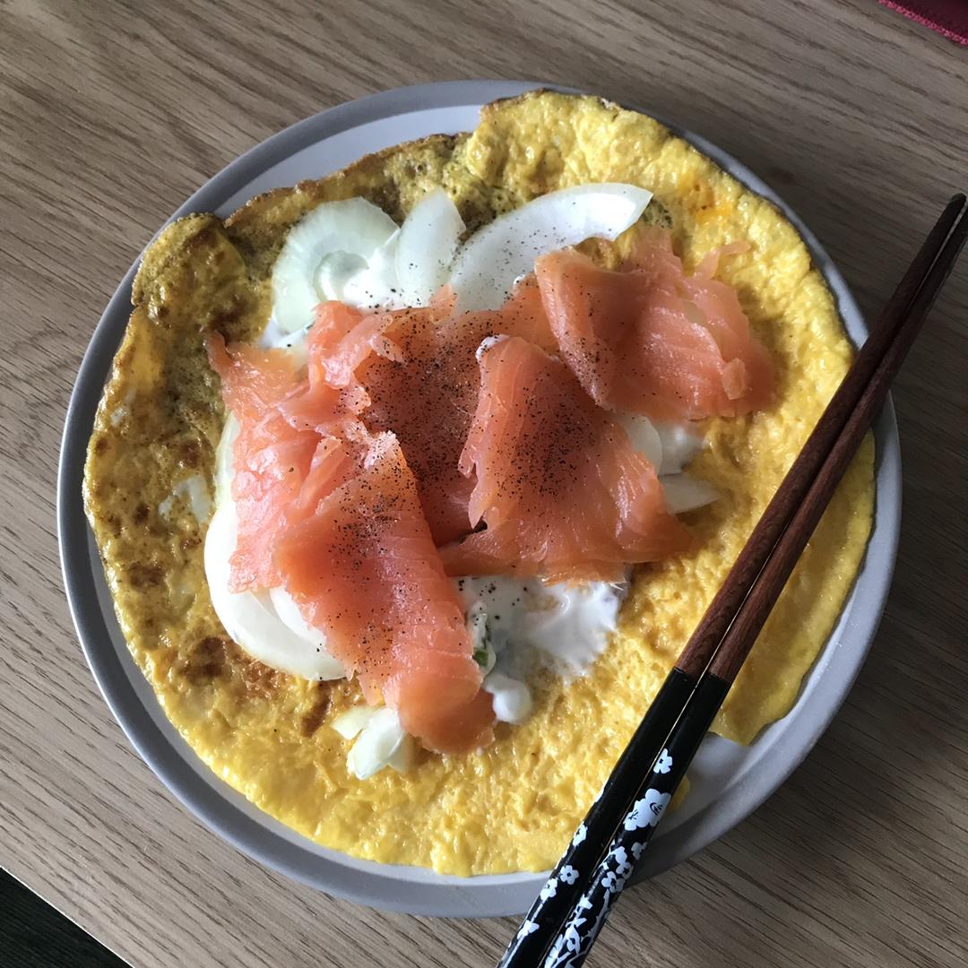 烟熏三文鱼煎蛋卷