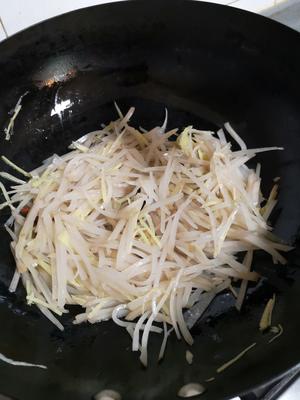 清香的黄豆炒水疙瘩的做法 步骤3