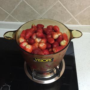 酸奶的完美伴侣  
自制草莓果酱的做法 步骤1
