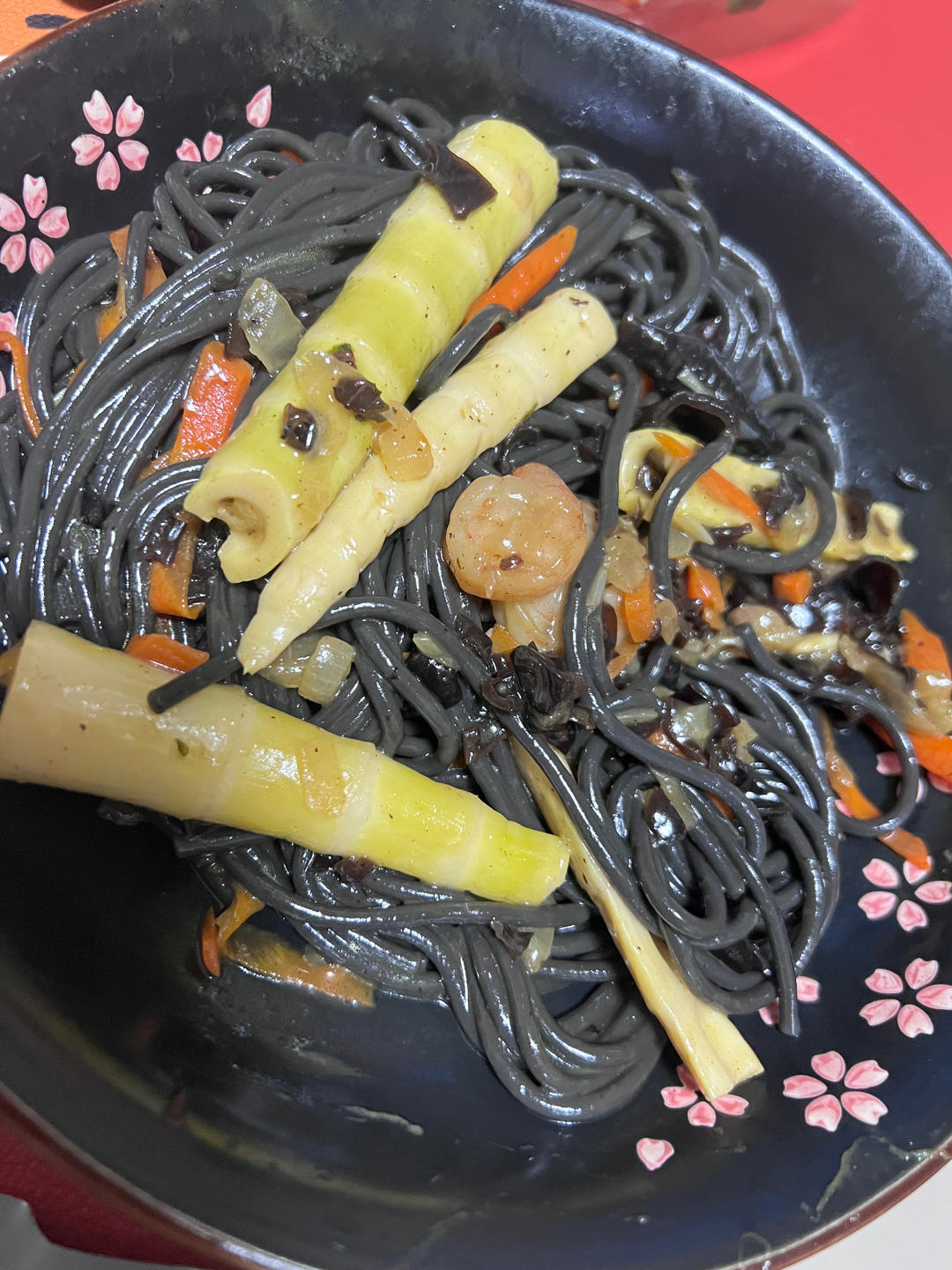芦笋虾墨鱼汁意面