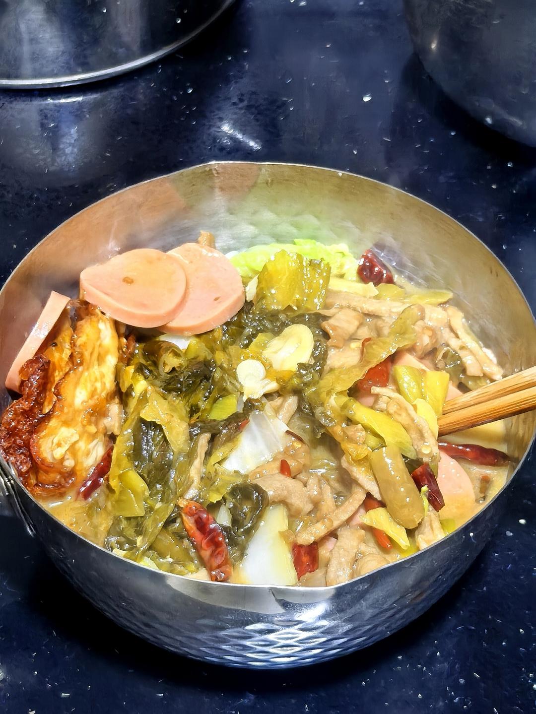 （朋友说超越肖氏米线）琳哥的酸菜肉丝米线