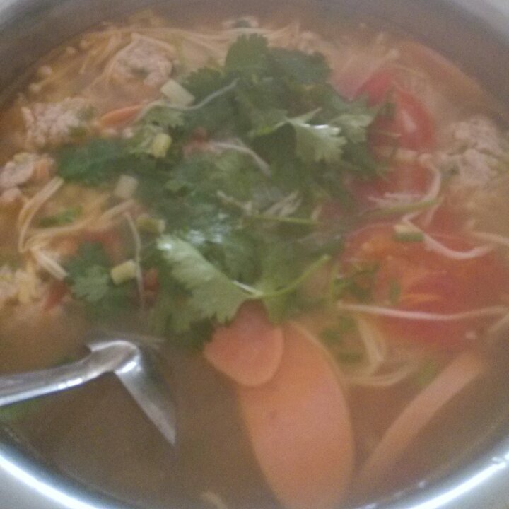 西红柿金针菇丸子汤