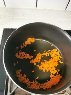 12m+辅食，胡萝卜虾皮蛋烧的做法 步骤5