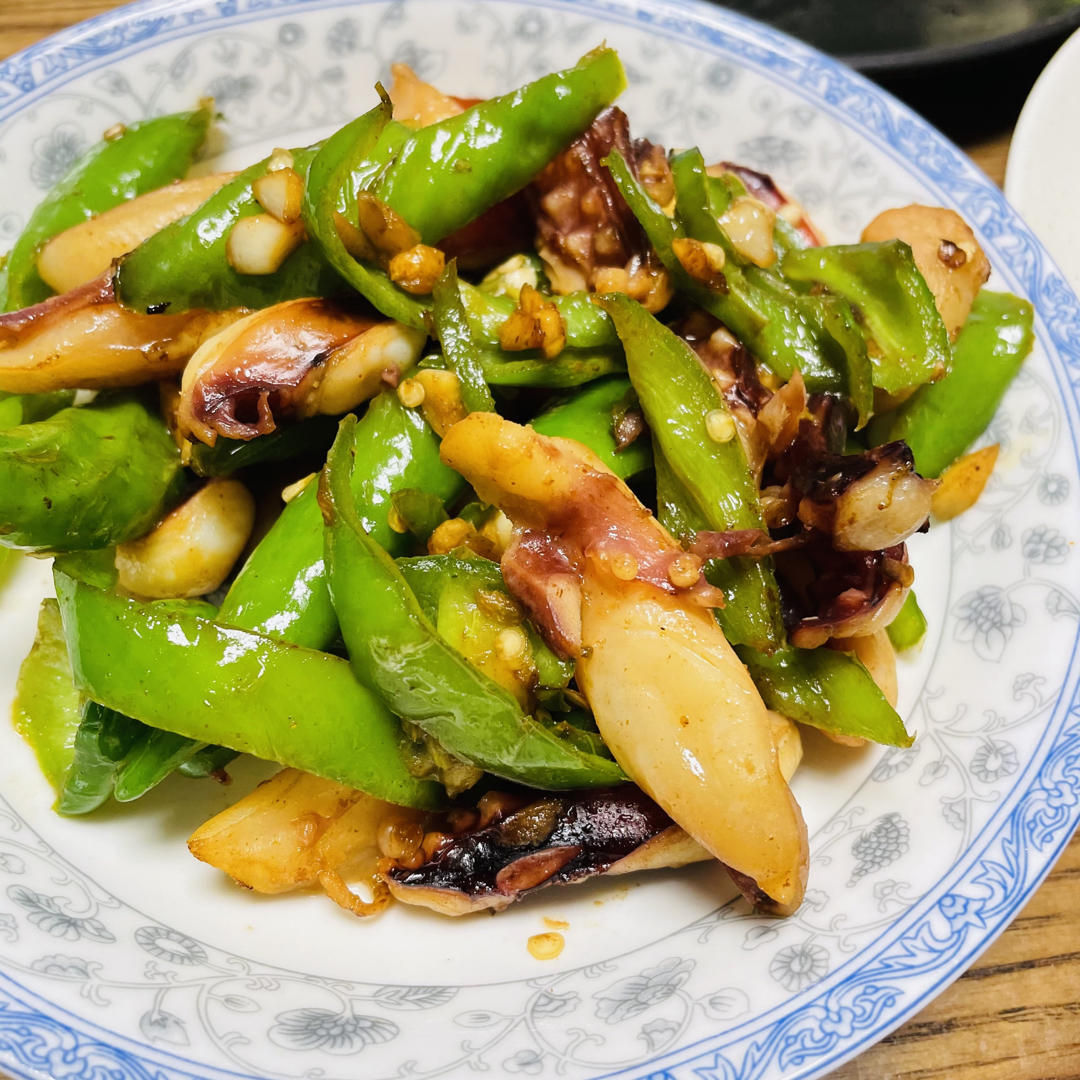 爆炒鱿鱼须，加上这一步，可以与铁板鱿鱼媲美