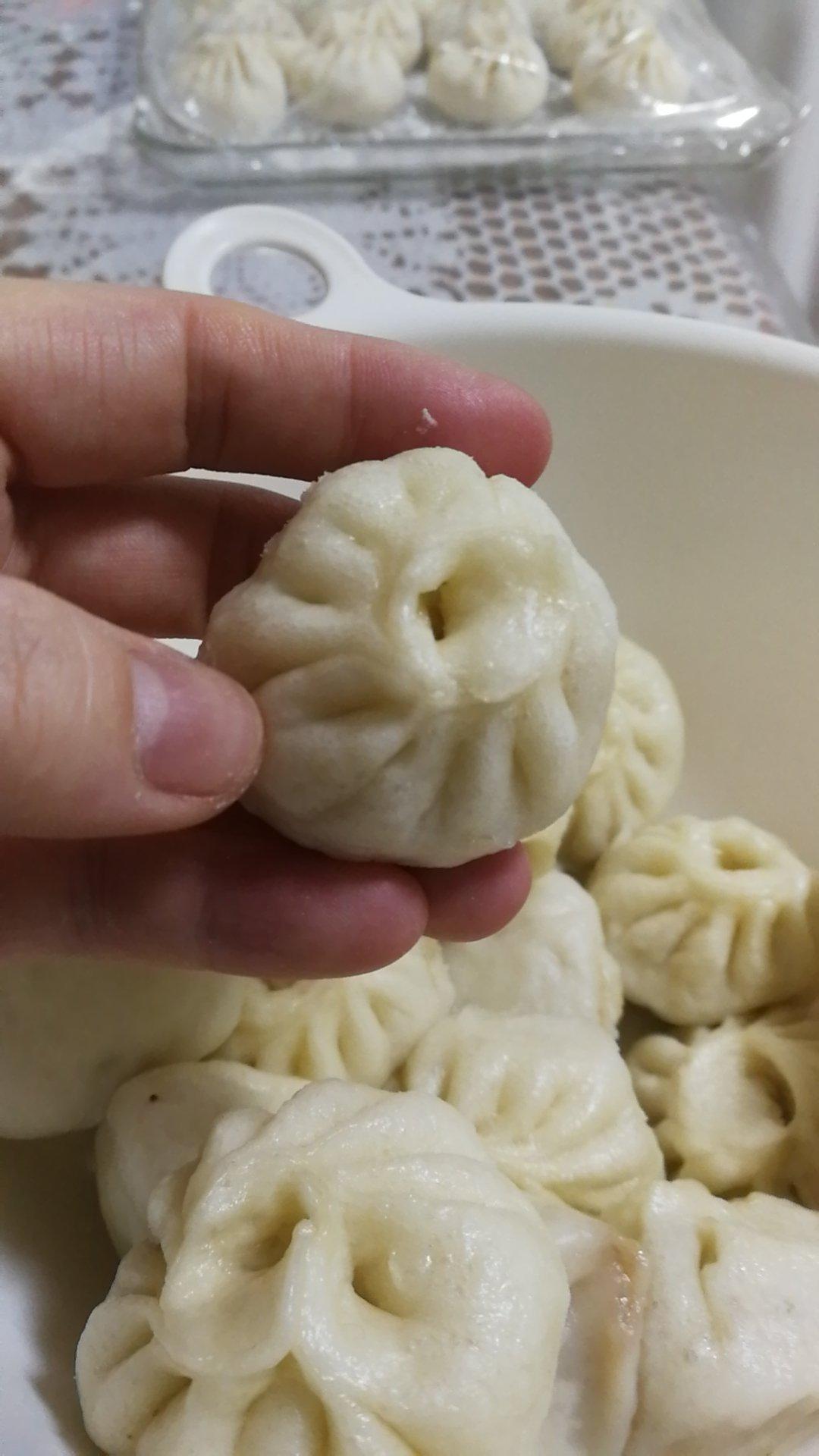 松软多汁的肉包子
