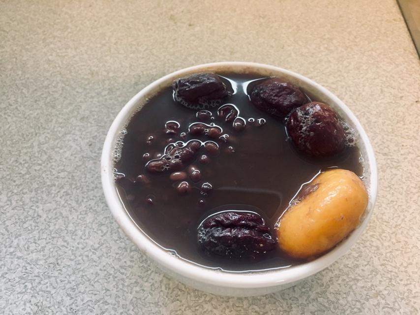红枣红豆薏仁牛奶粥