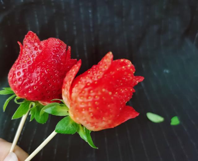 草莓玫瑰花+草莓糖葫芦的做法