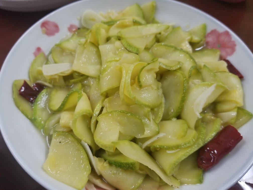 辣 酸辣番瓜 做饭磊做的酸辣番瓜 赞 番瓜(又叫菜瓜或西葫芦),蒜,干