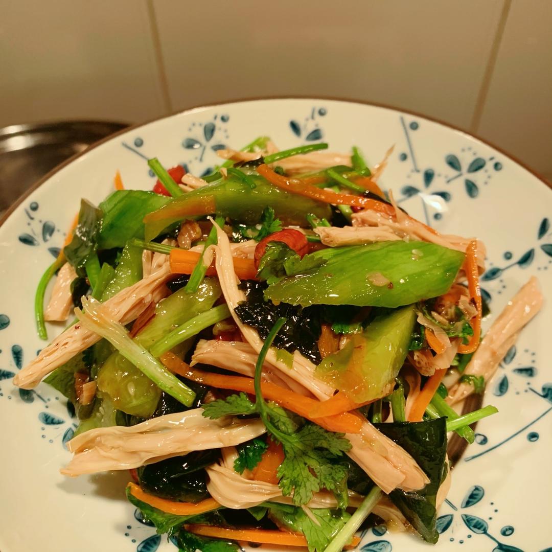 上桌就秒光的爽口凉菜～黄瓜拌腐竹