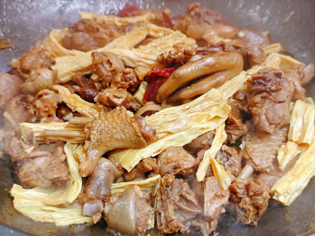 花菇腐竹焖鹅掌