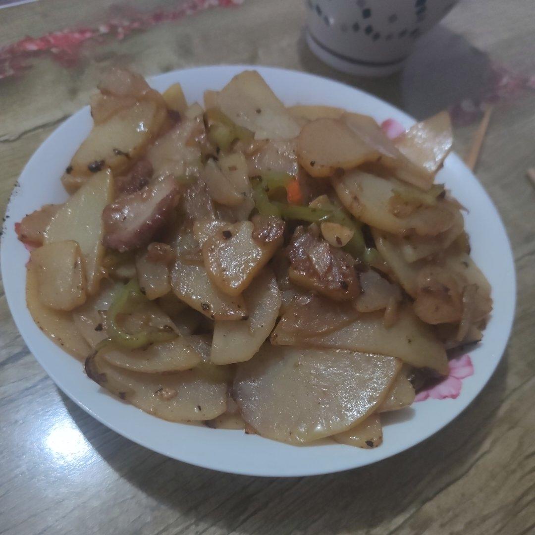 土豆尖椒炒五花肉，无敌下饭