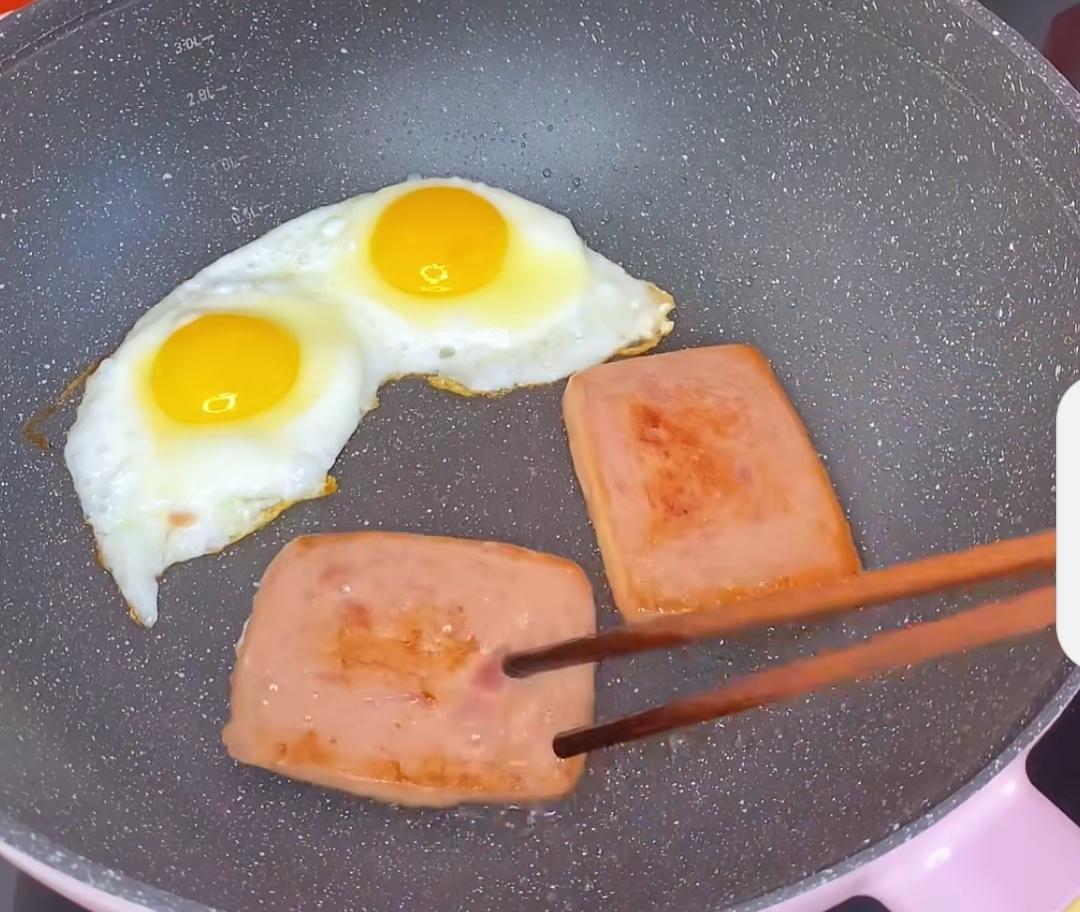 豆皮三明治，午餐肉吃法  早餐  午餐肉鸡蛋羹  午餐肉炒饭的做法 步骤9