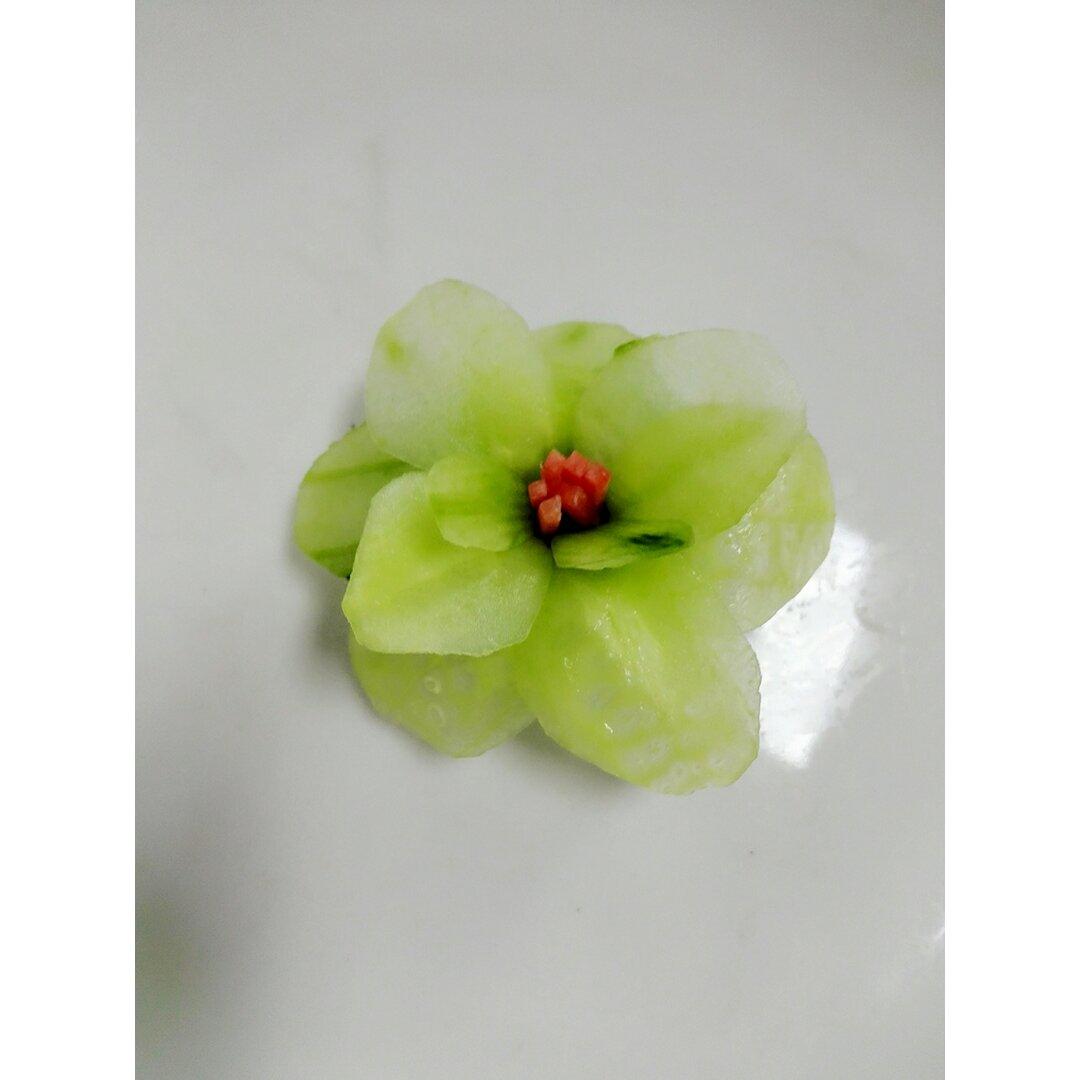 简单美丽的盘饰（1）——（不会雕刻也能做出）黄瓜拼装花