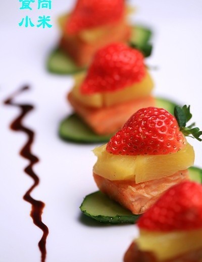 草莓菠萝三文鱼的做法