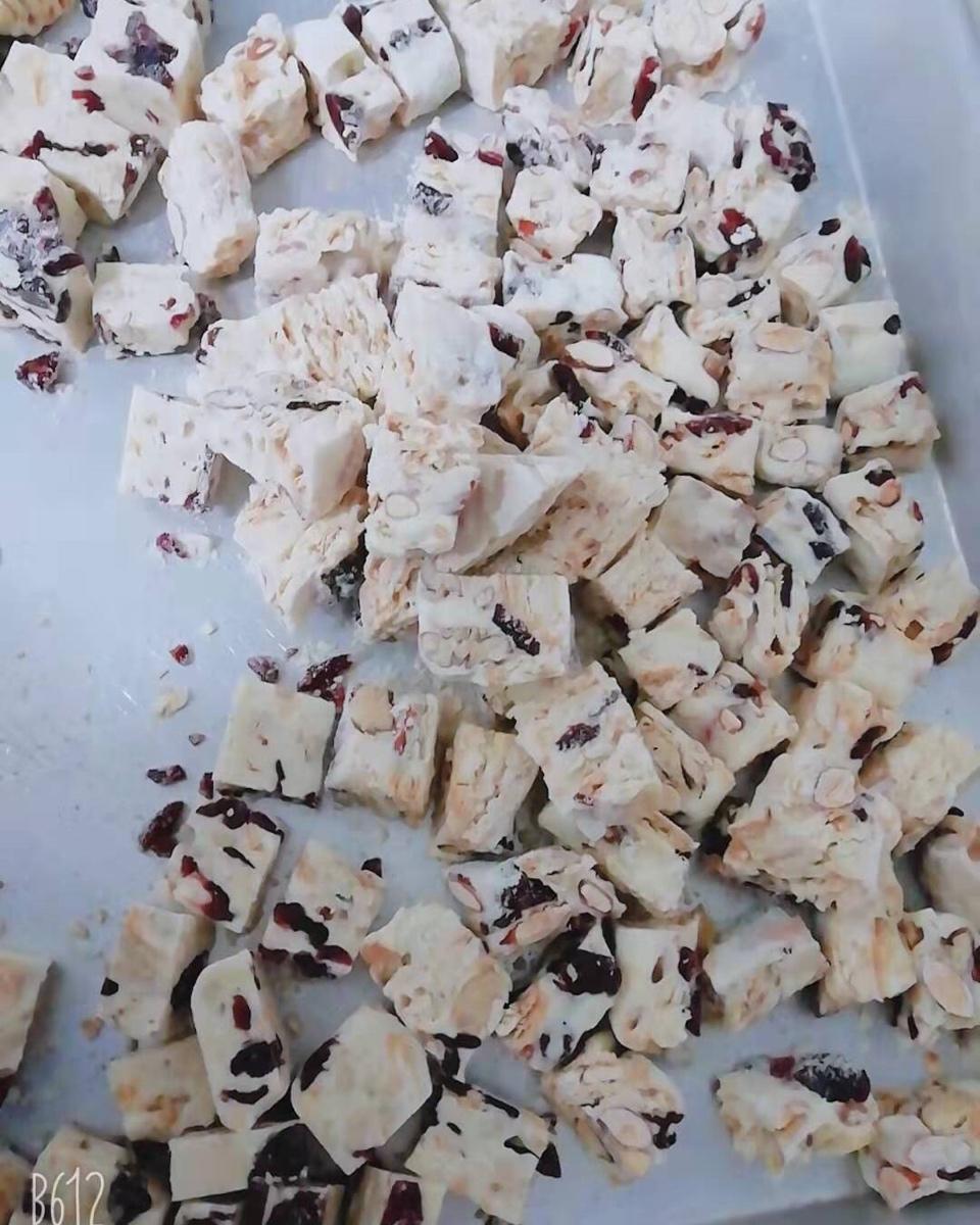 简易牛轧糖，只用蔓越莓干，配方屡试不爽，切块整齐