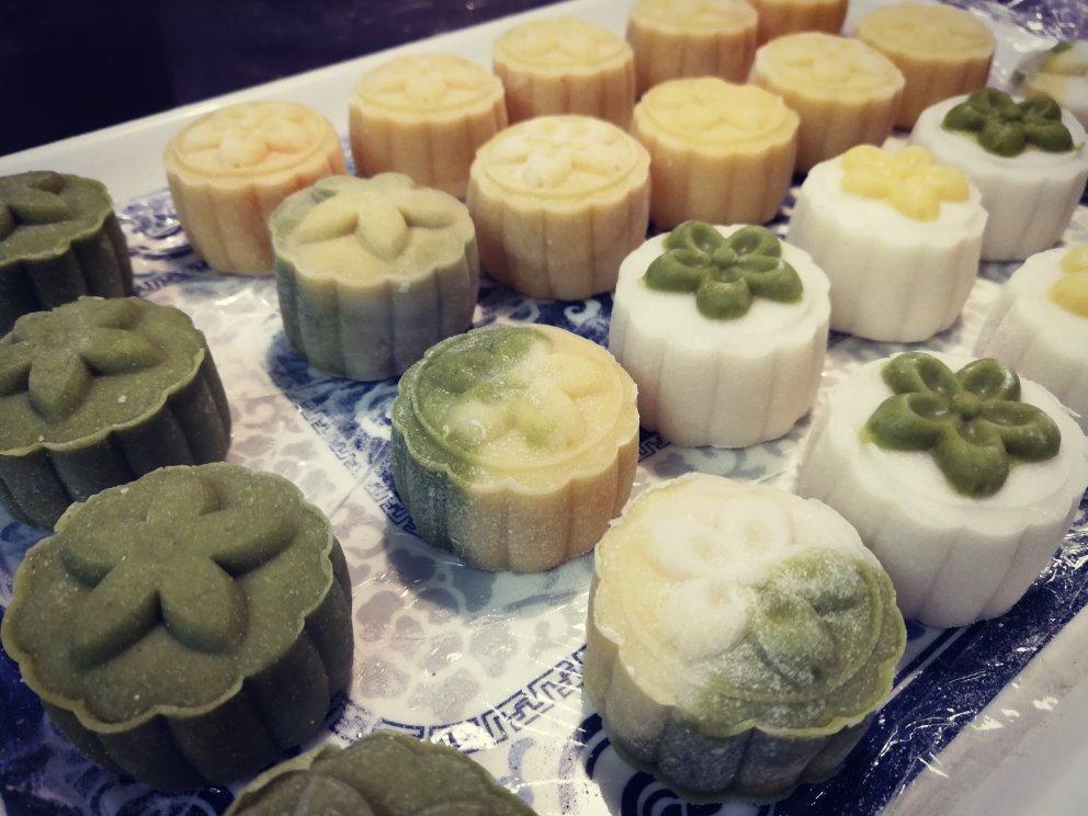 绿豆沙蛋黄冰皮月饼