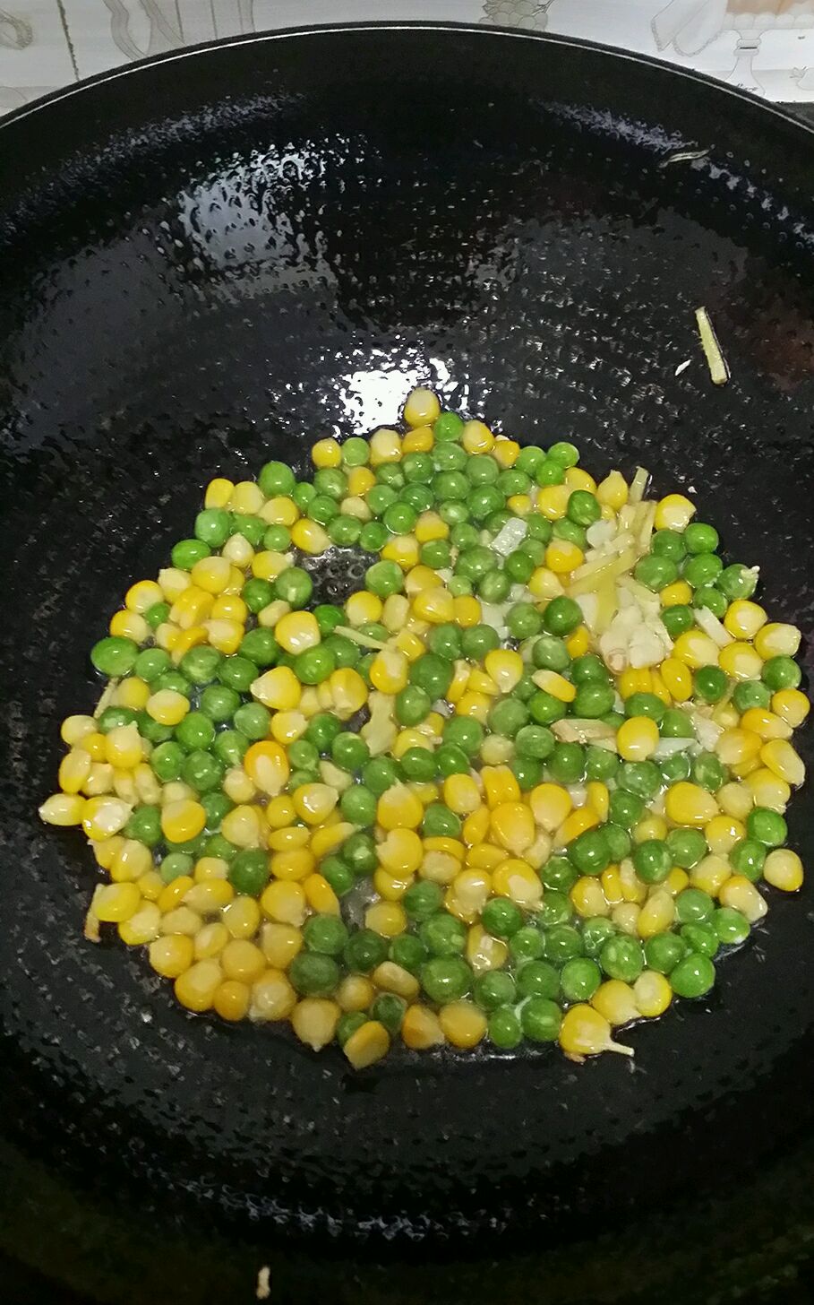 虾仁青豆玉米的做法 步骤3
