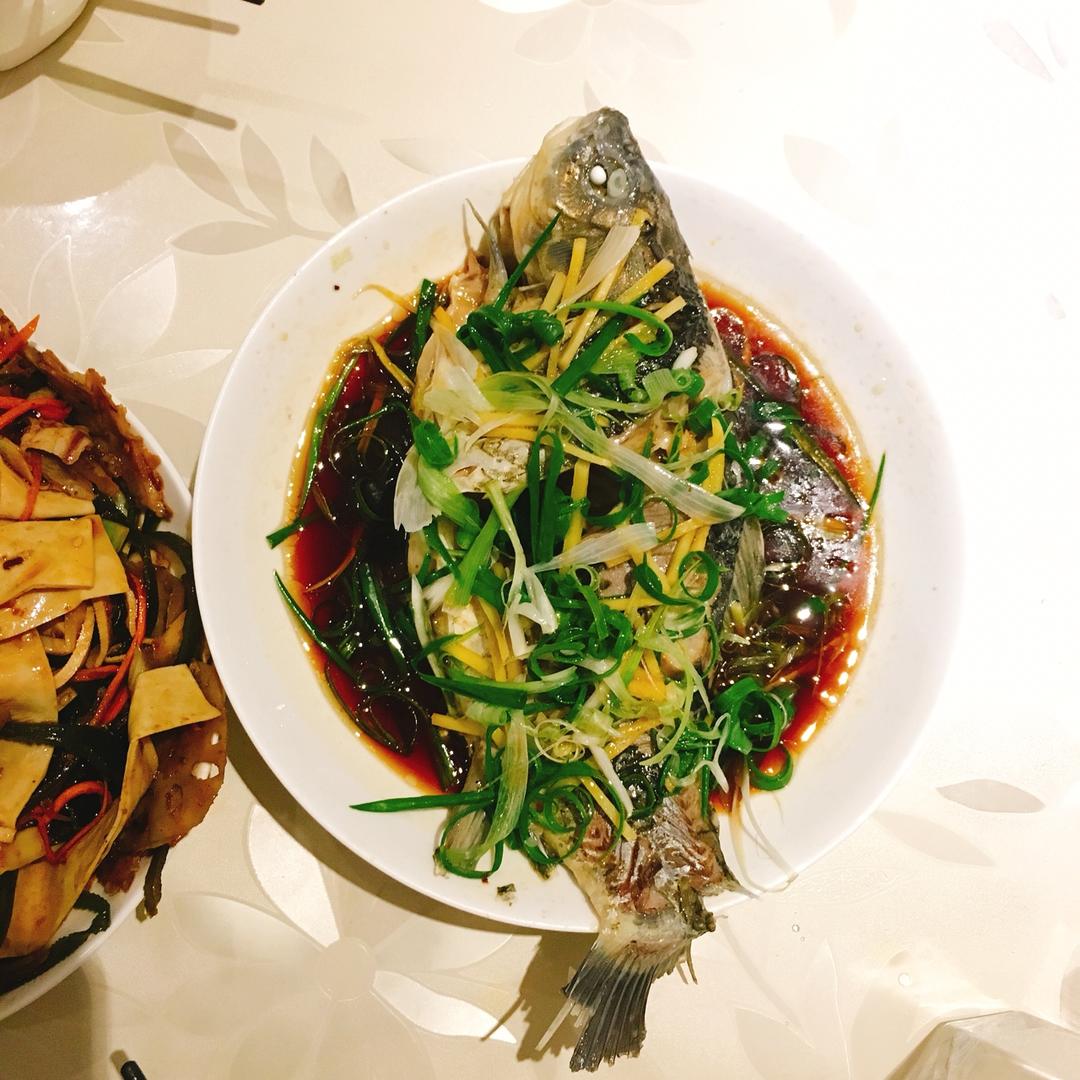 清蒸鲫鱼灌肉-附切红椒丝步骤