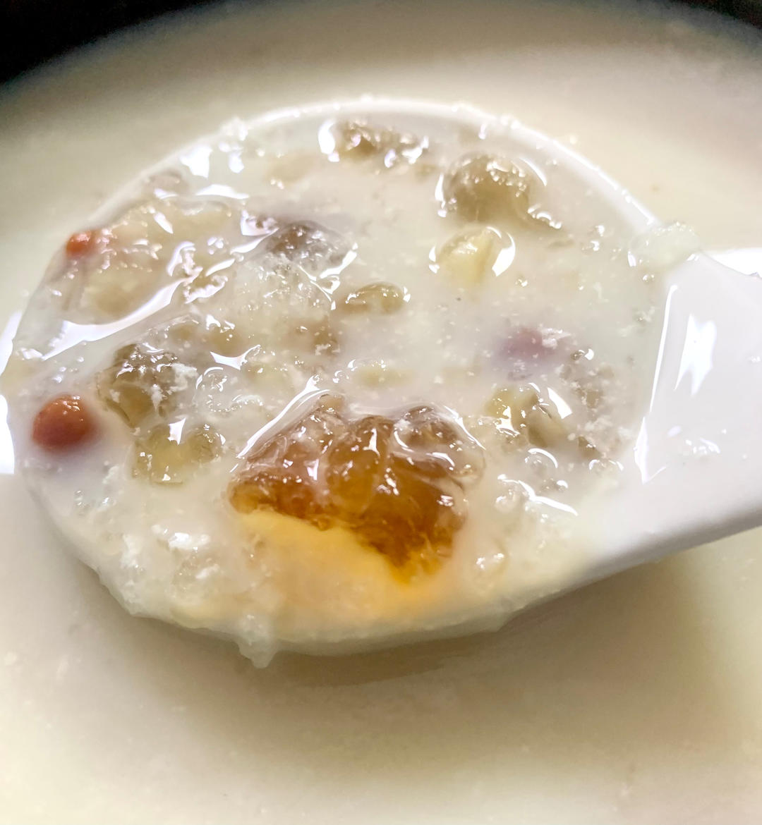 桃胶雪燕皂角米丑耳红枣枸杞桂圆补血养颜羹