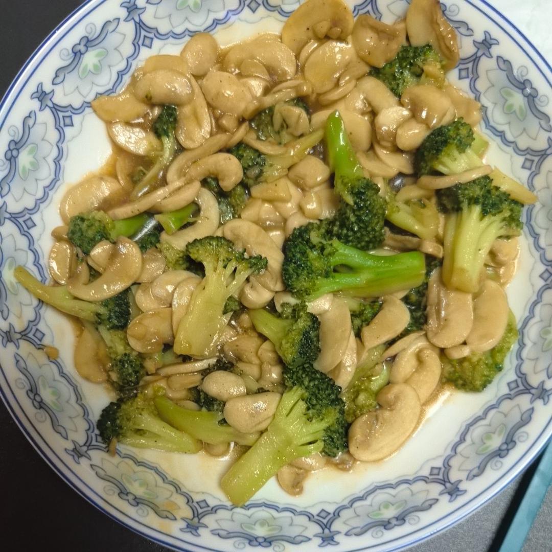 减脂餐～鲜美爽口的西蓝花炒口蘑