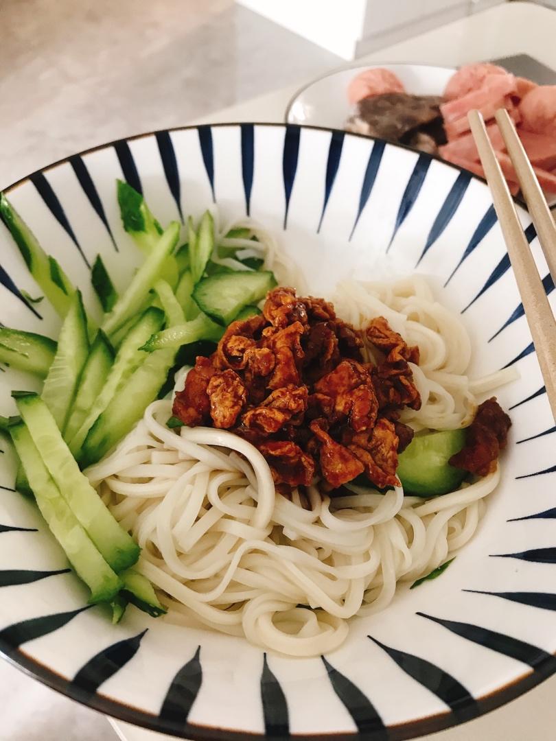 东北鸡蛋炸酱面