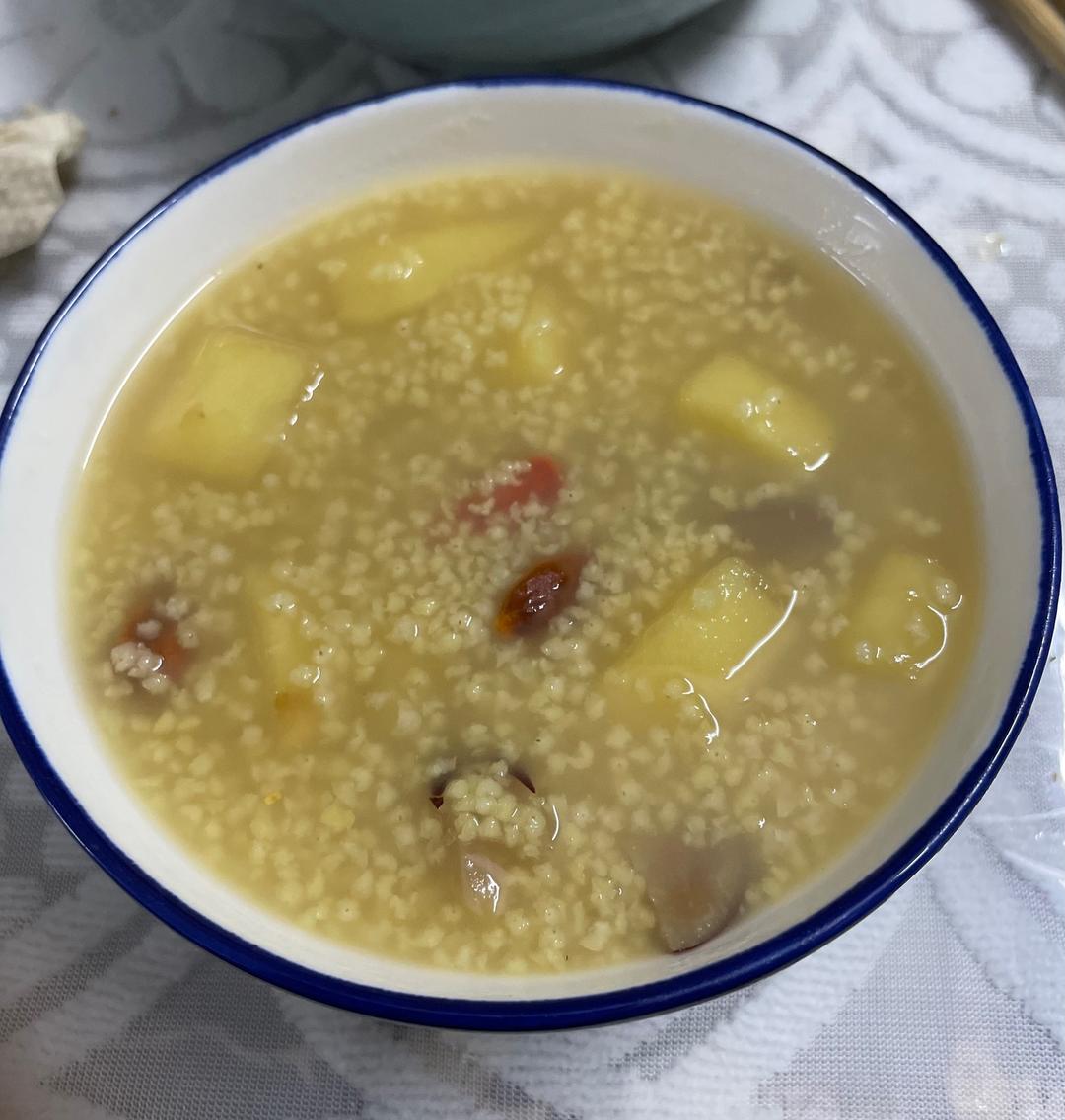 红枣枸杞苹果小米粥的做法