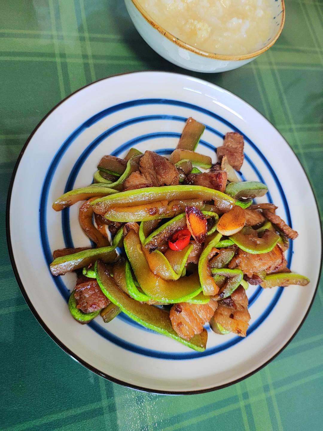 五花肉炒西葫芦