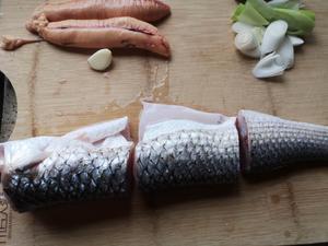 家常铁锅炖鱼贴饼子的做法 步骤1