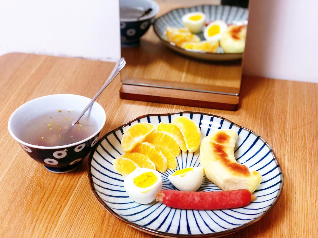 餐桌边的早餐