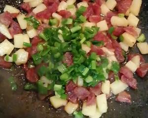 广式腊肠土豆炒饭的做法 步骤6