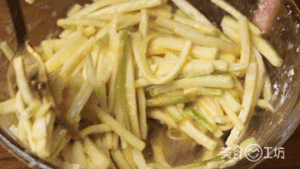 丝瓜烙饼&流沙海鲜菇-创意丝瓜吃法的做法 步骤3