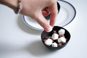 燕麦拿铁里有颗巧克力球 球里竟然还有棉花糖的做法 步骤4