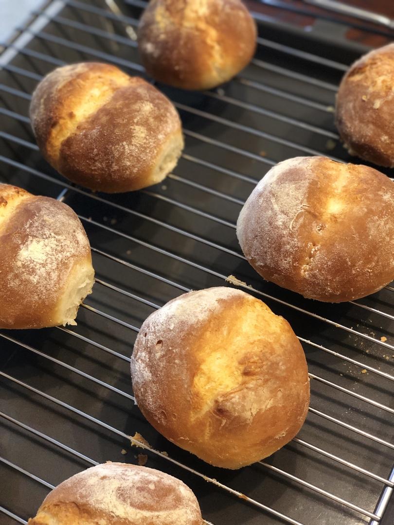 外脆里软的法式餐前小面包