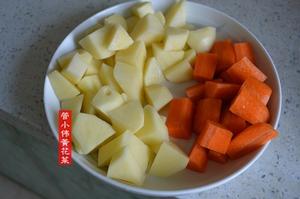 黄花菜土豆胡萝卜煲排骨汤的做法 步骤3
