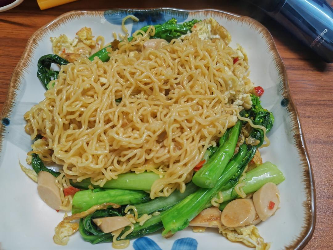 火腿鸡蛋炒面