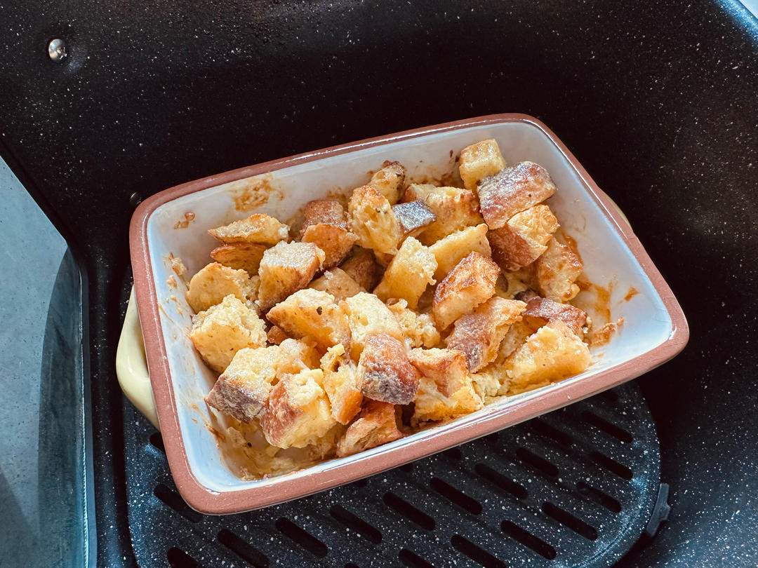 剩的干硬面包不要扔，做成咸味的烤吐司布丁，当早餐好吃又方便