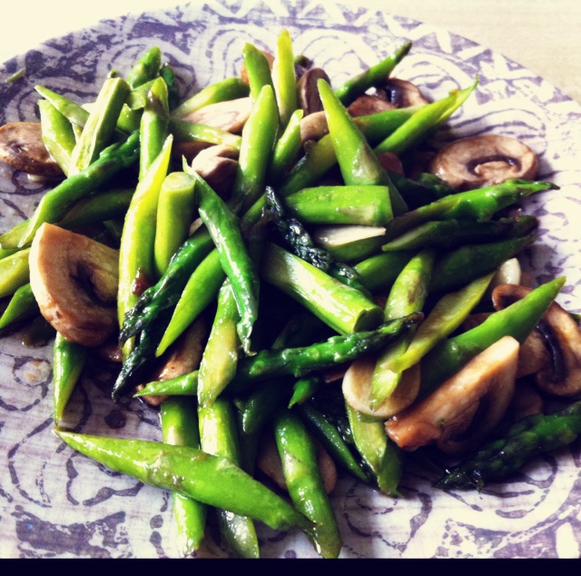 芦笋炒蘑菇