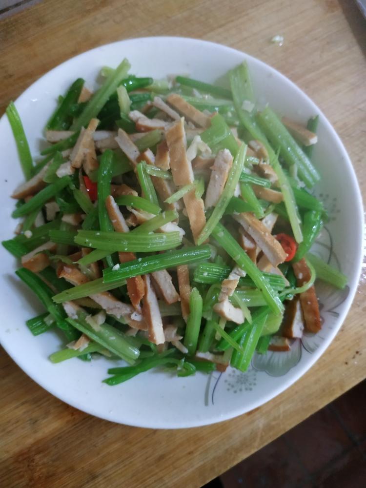 减脂餐☞芹菜炒豆干的做法