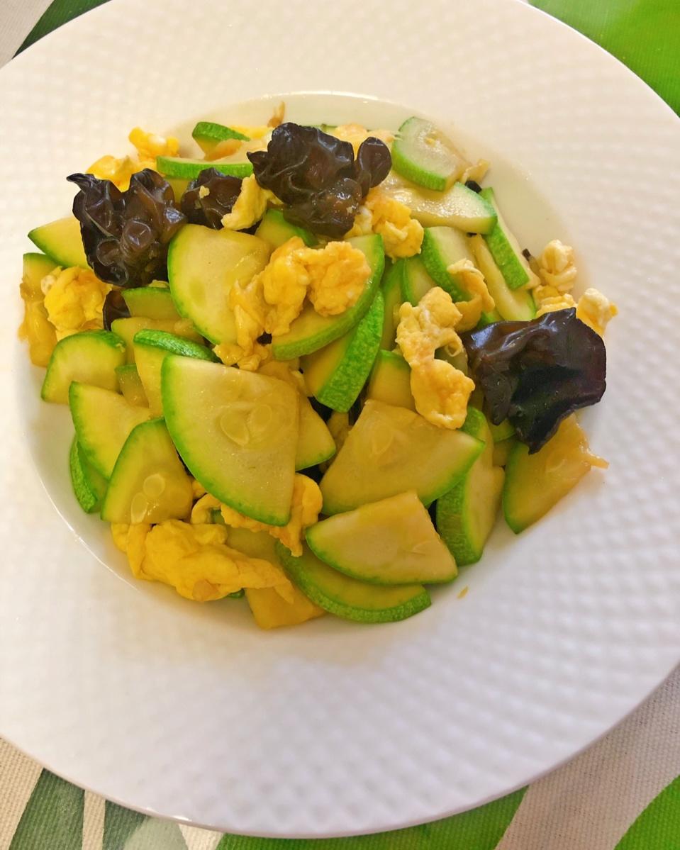 素食西葫芦木耳炒鸡蛋