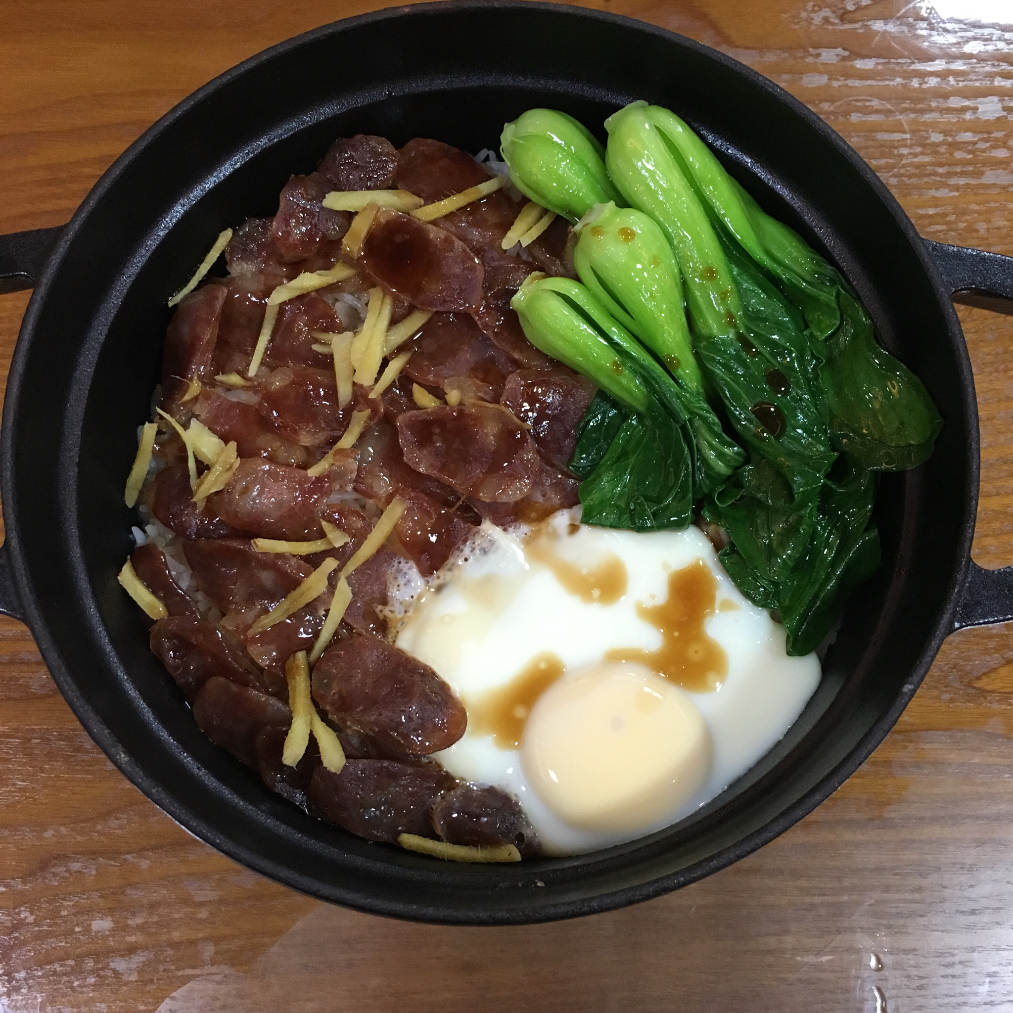 广式腊味煲仔饭