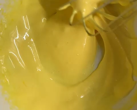 宝宝吃的蛋黄溶豆（无任何调味料）的做法 步骤2