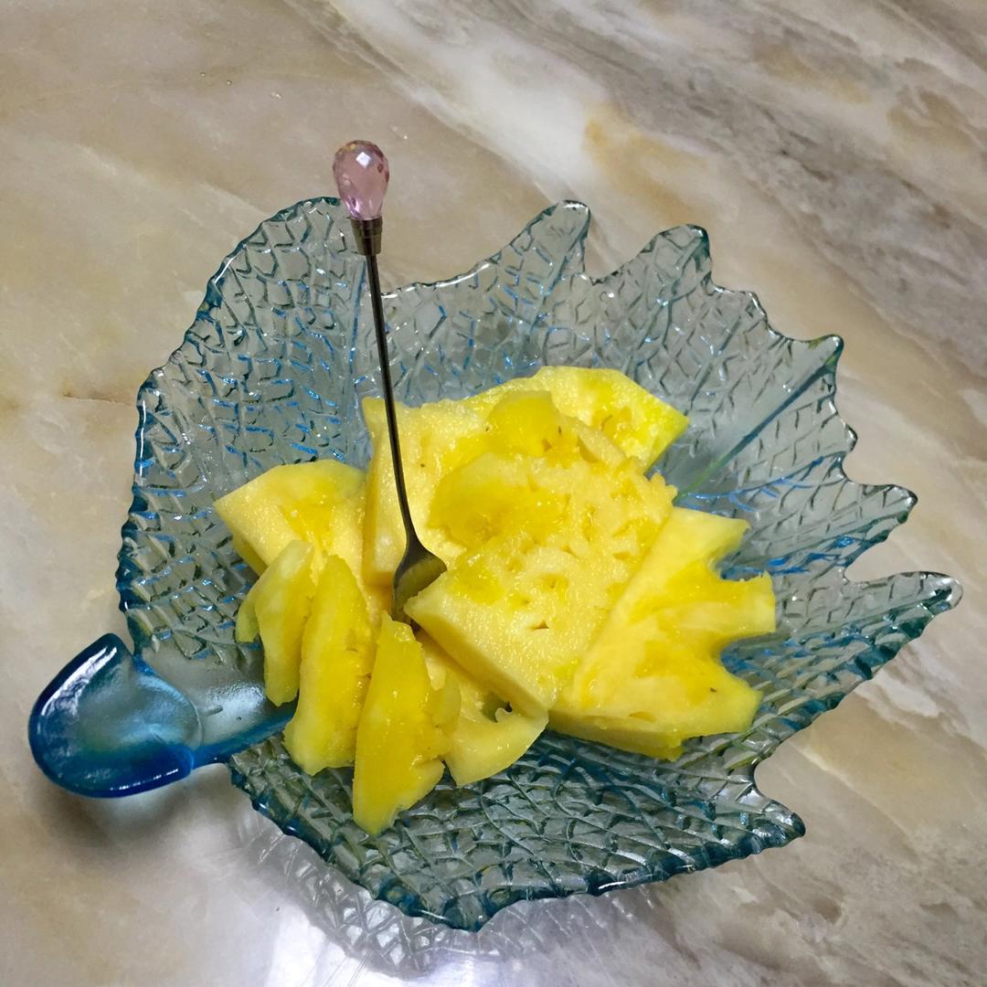 不到两分钟，切好一整个菠萝（独家）
